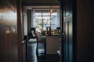 Stilvolle und funktionale Küchenlampen, die Atmosphäre und Licht ins Herz des Hauses bringen.
